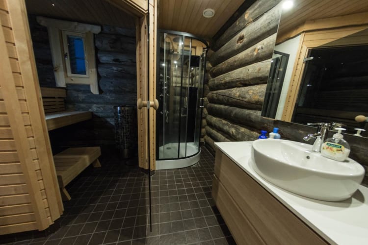 Log Cabin bathroom
